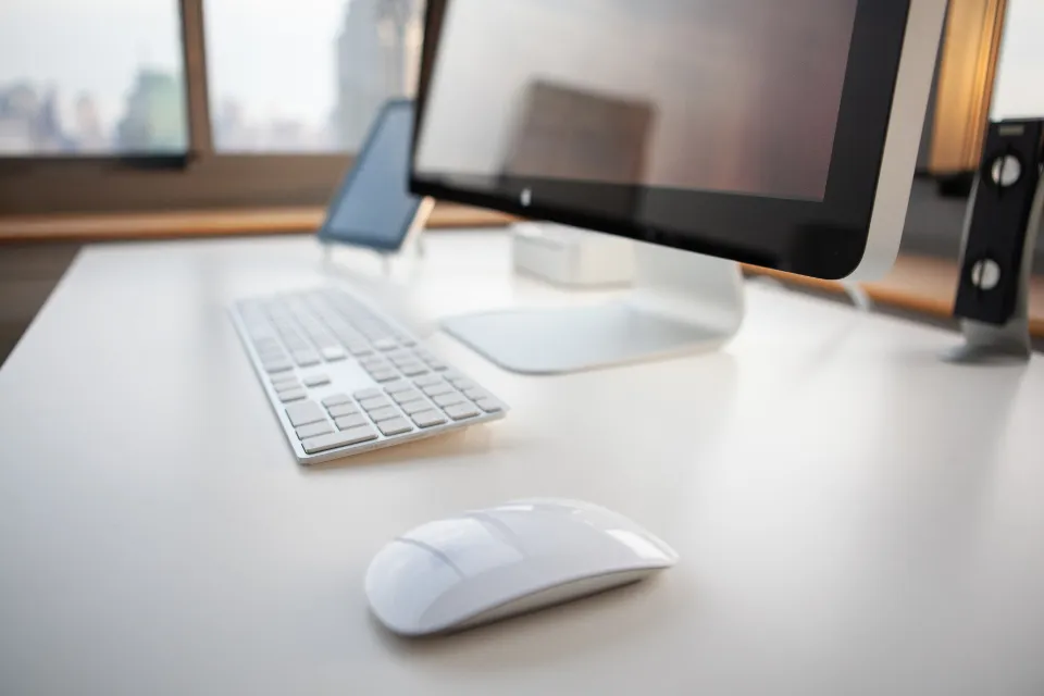 Bureau épuré avec écran, clavier et souris