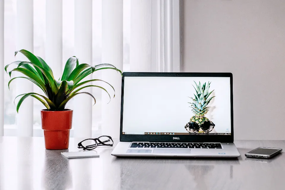 Ordinateur portable ouvert sur un bureau clair