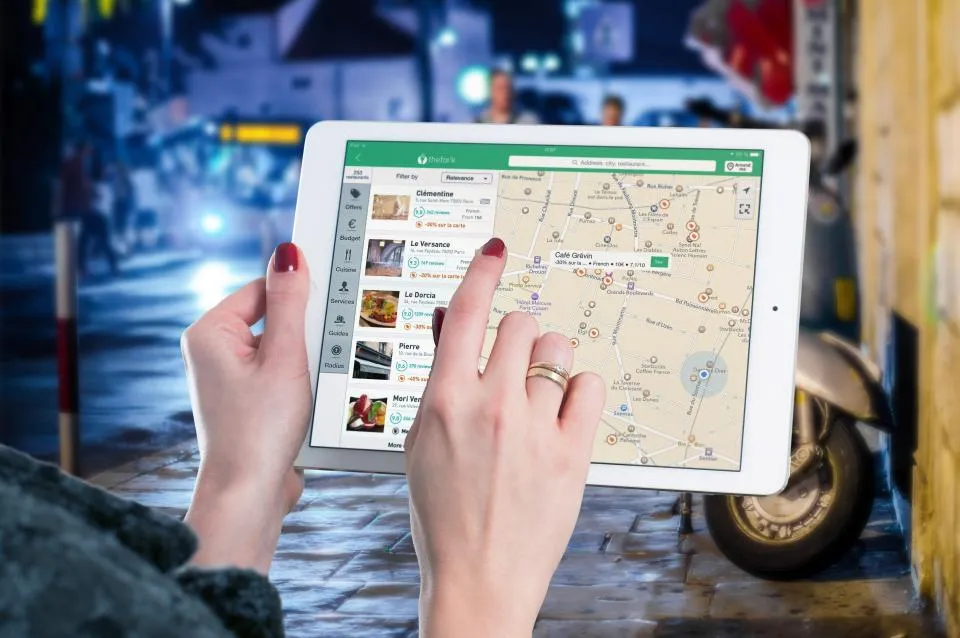 Carte de quartier consultée sur une tablette, dans la rue