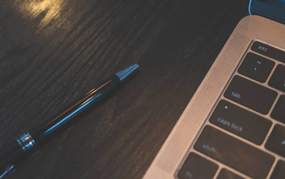 Clavier d'ordinateur et stylo