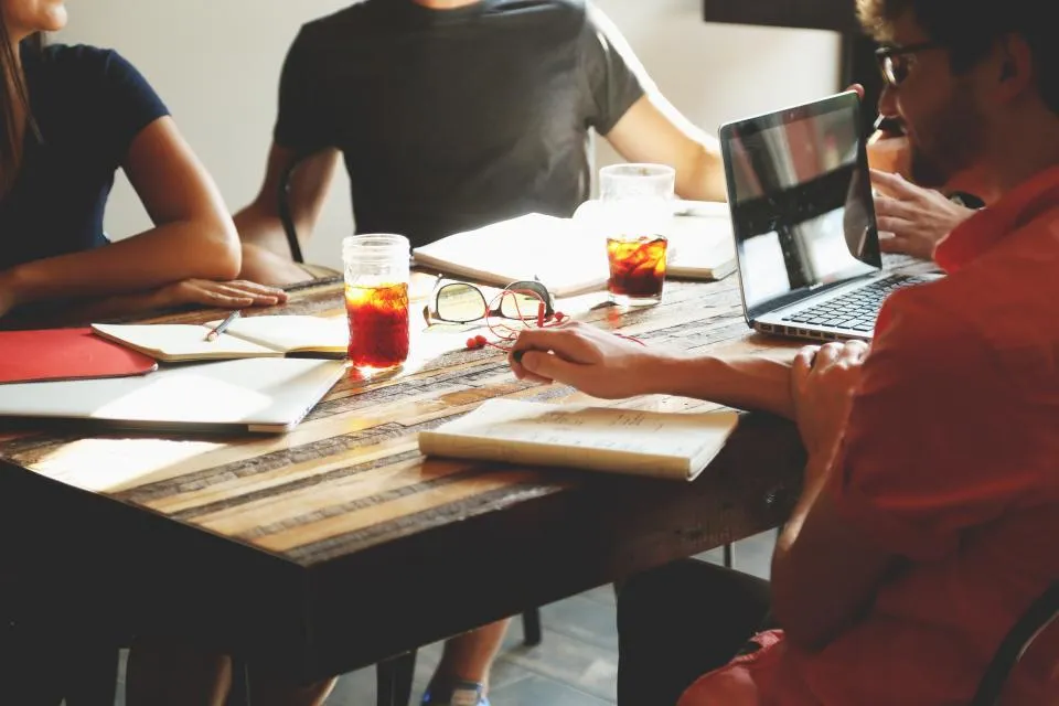 Équipe travaillant autour d'une table