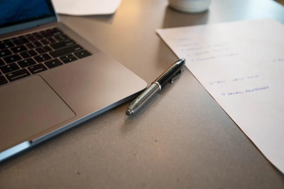 Ordinateur portable et notes manuscrites