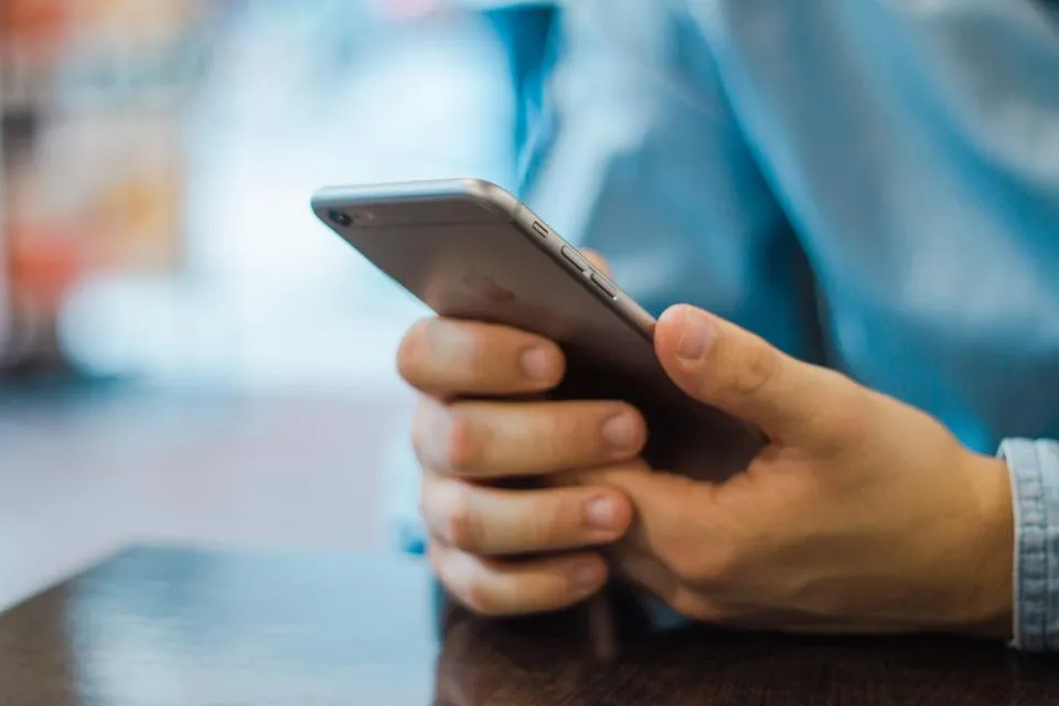 Main tenant un smartphone