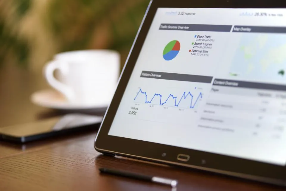 Tablette affichant des graphiques d'activité